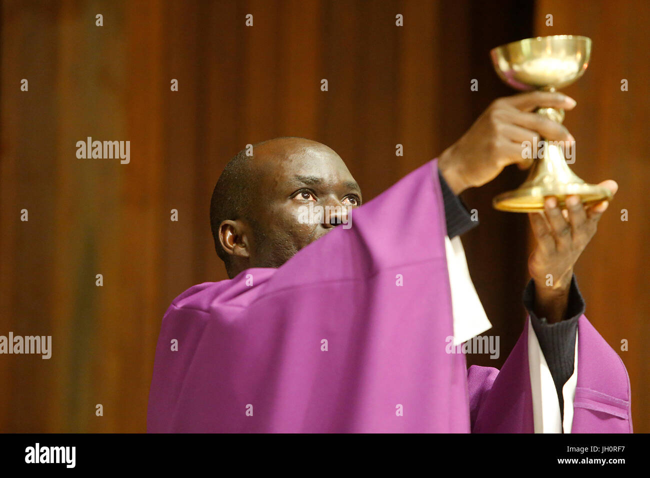 Kirche Saint-Denis, Dugny. Messe, zelebriert von ugandischen Priester. Frankreich. Stockfoto