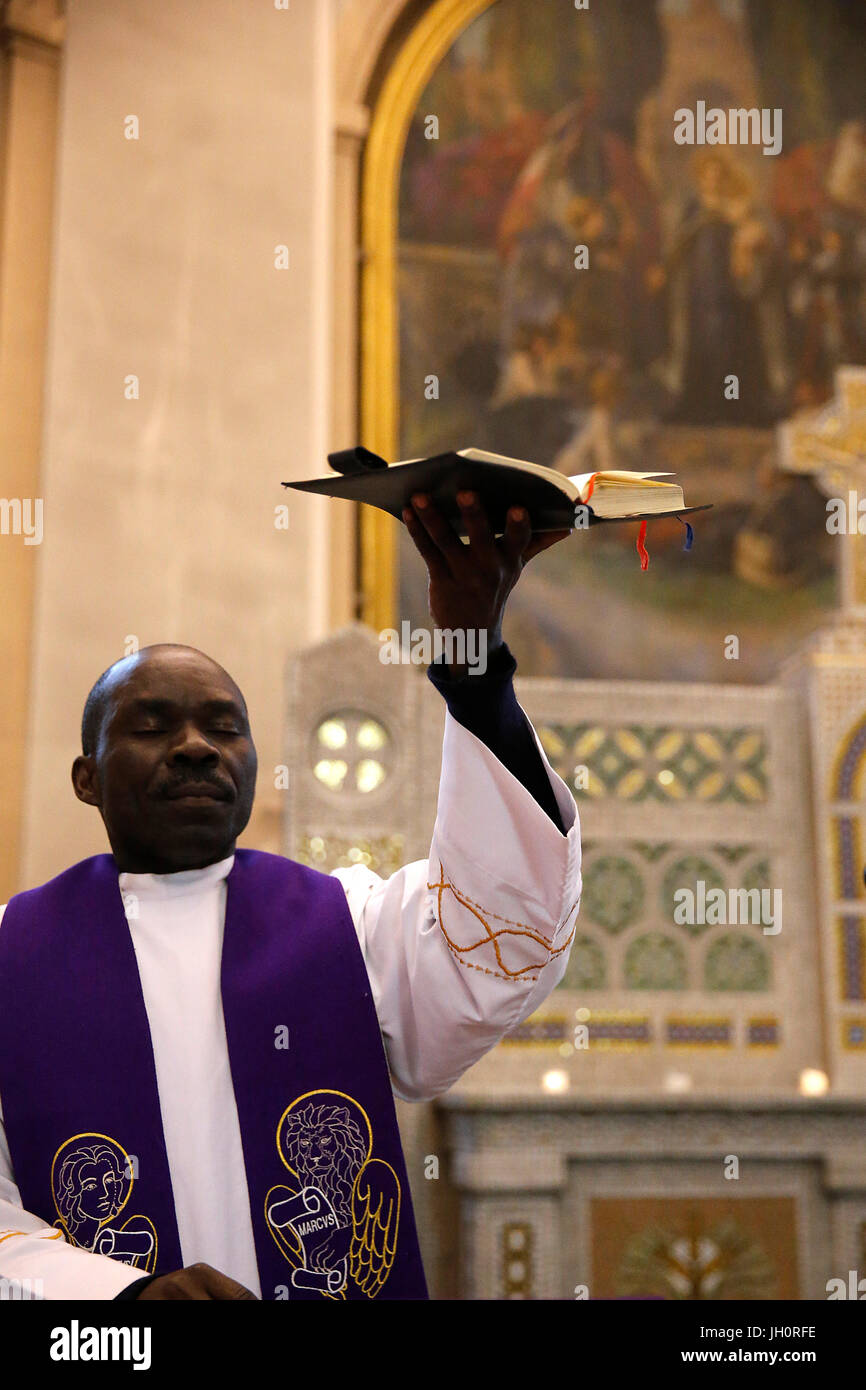 St. Nikolauskirche, Le Bourget. Afrikanische katholische Messe. Frankreich. Stockfoto