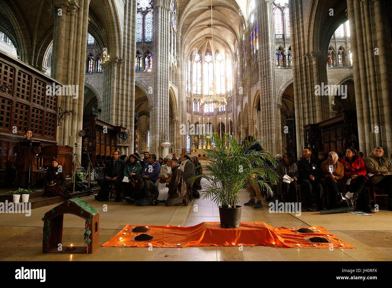Inter-religiöse Feier für Klima in Saint Denis Kathedrale/Basilika. Frankreich. Stockfoto