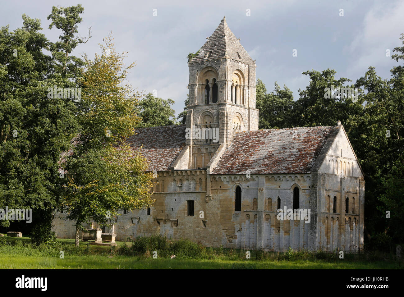 Romanische Kirche von Saint Peter, Thaon (11. Jahrhundert). Frankreich. Stockfoto