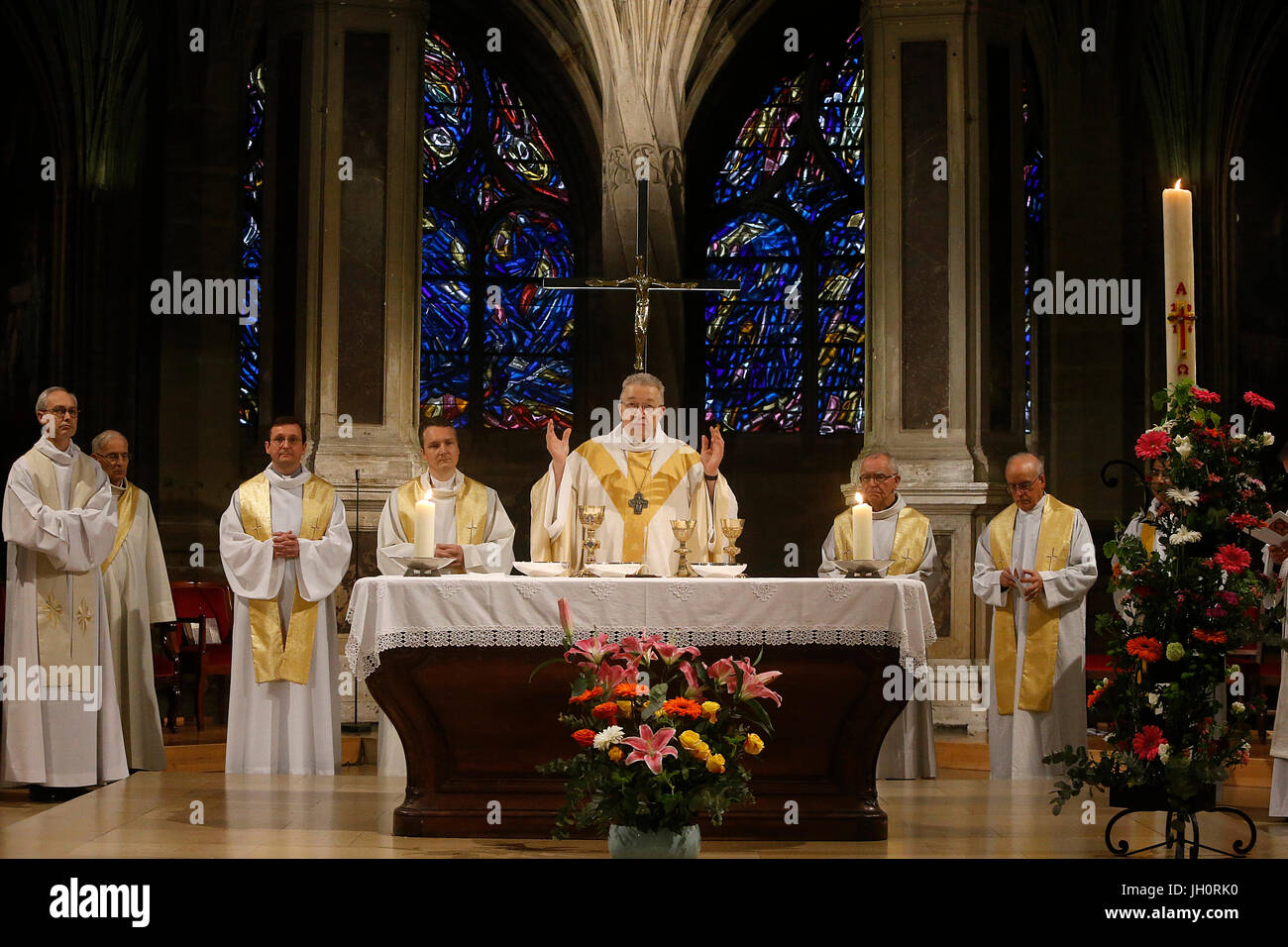 Liturgie Eucharistique prŽsidŽe Par le Cardinal AndrŽ Vingt-Trois, Archev Que de Paris, Dans l'Žglise Saint-SŽverin ˆ Paris pour le 48e Anniversaire Stockfoto