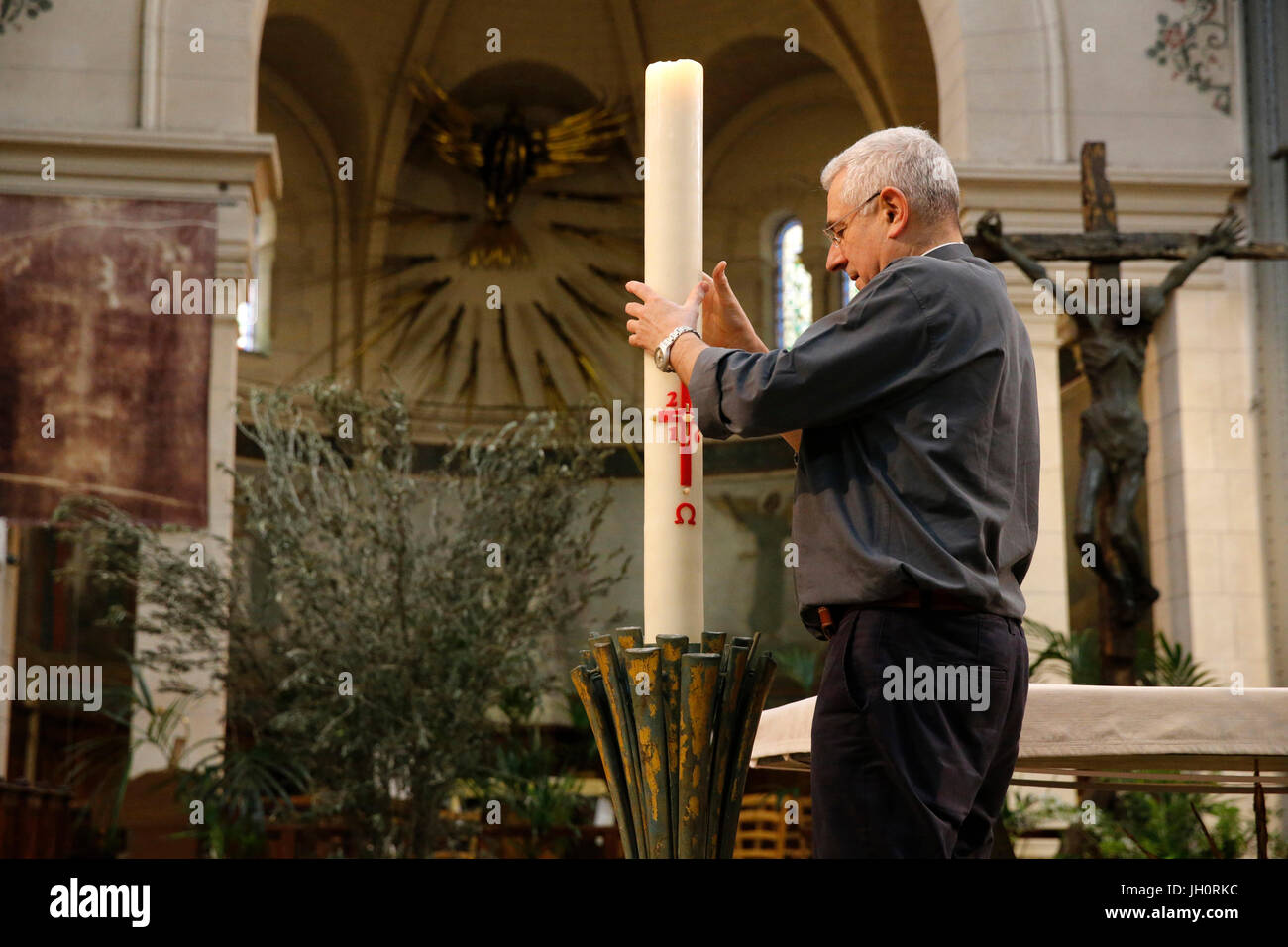 Katholischer Priester Masse vorbereiten. Frankreich. Stockfoto
