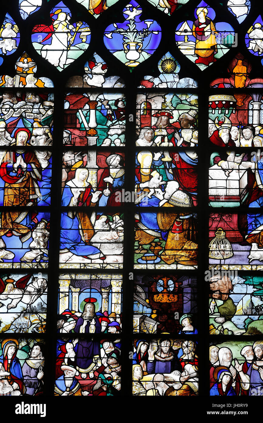 aus dem 16. Jahrhundert Glasfenster in der Nordwand des Saint Joan von Arche Kirche, Rouen gesetzt. Frankreich. Stockfoto