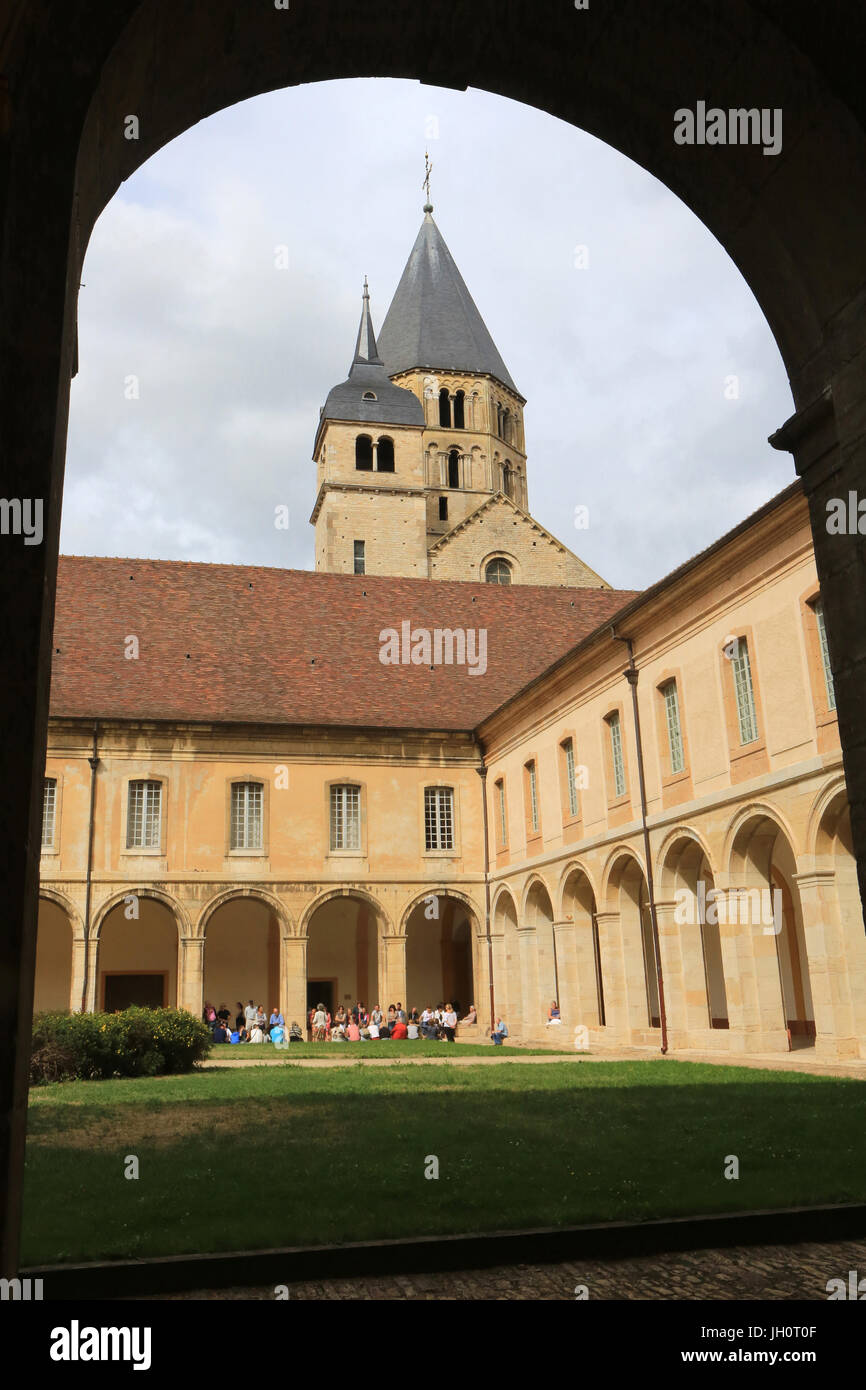 Die Bell Tower von Weihwasser und Clock Tower. Cluny Abtei. 910 wurde Cluny gegründet. Frankreich. Stockfoto