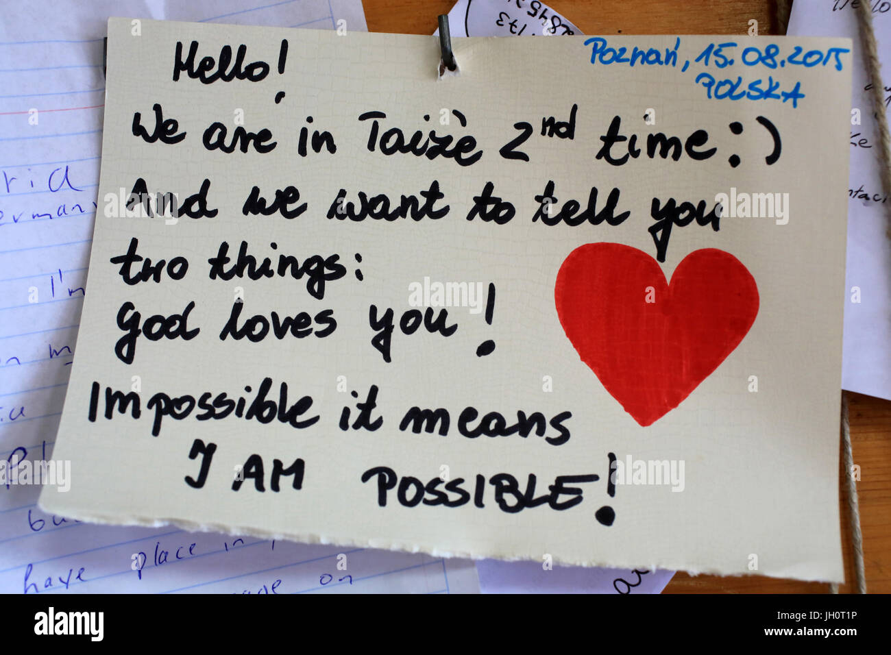 Hallo! Wir sind in taizŽ 2. Mal. Und wir möchten, dass Sie sich zwei Dinge: Gott liebt dich! Unmöglich, es bedeutet Ich bin möglich!. Taizé ökumenische Communi Stockfoto