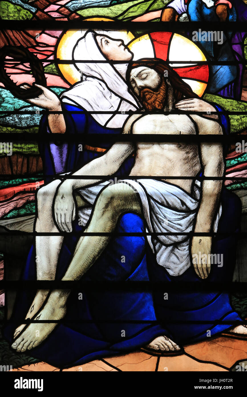 Jesus Christus in den Armen seiner Mutter. Glasmalerei. Kirche St. Clodoald. Saint-Cloud. Stockfoto