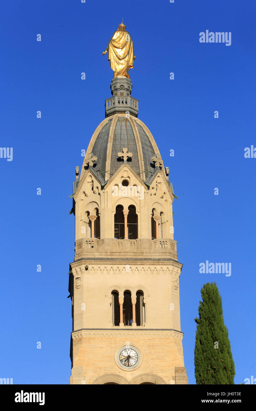 Die goldene Jungfrau, Werk von Joseph Hugues Fabisch, oberhalb der Kapelle des zwölften Jahrhunderts. Basilika von Notre-Dame de Fourvi re. Lyon. Basilika von Notr Stockfoto
