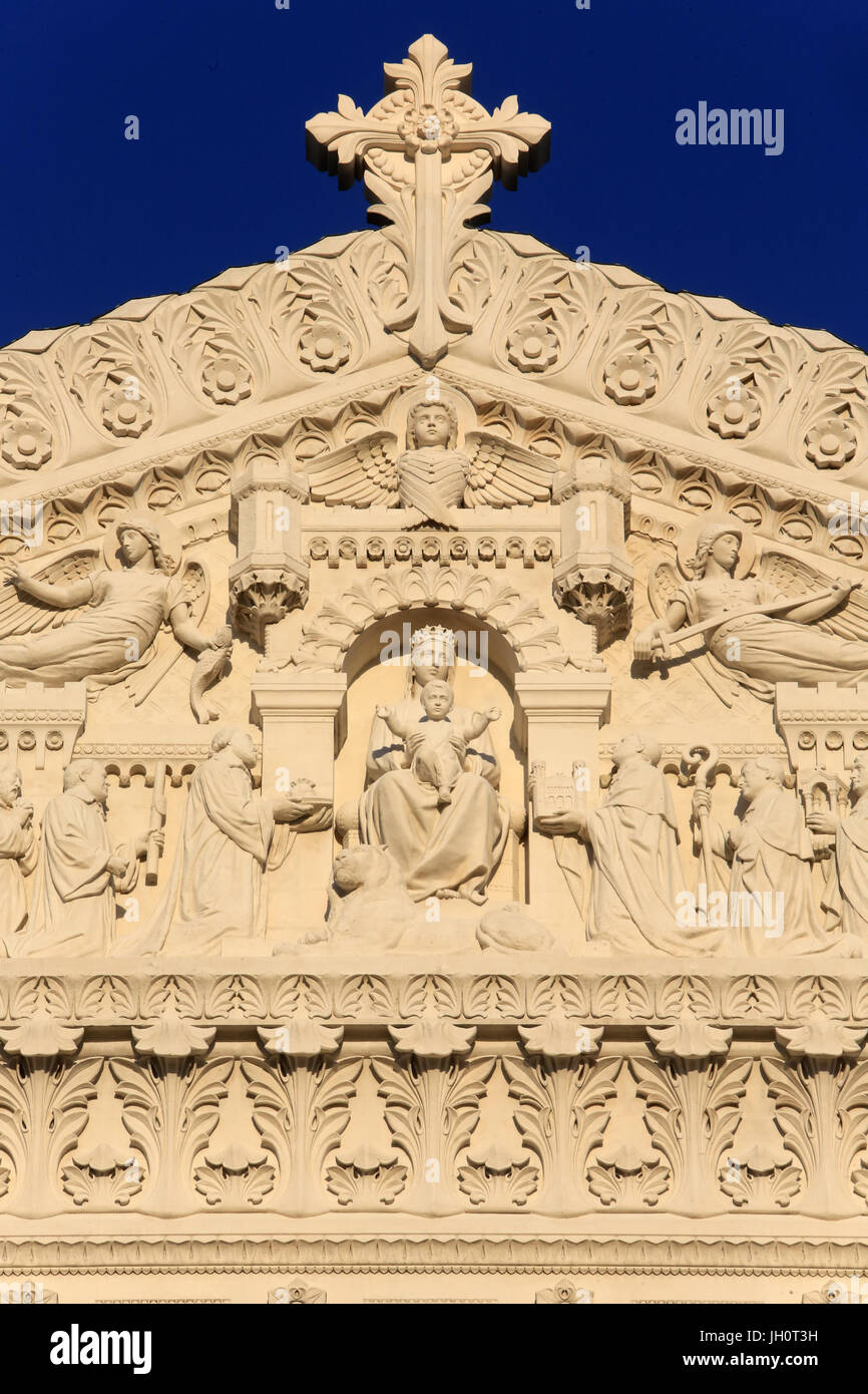 Eine Hommage der Würdenträger, die Jungfrau und das Kind. Giebel. Basilika von Notre-Dame de Fourvi re. Lyon. Stockfoto