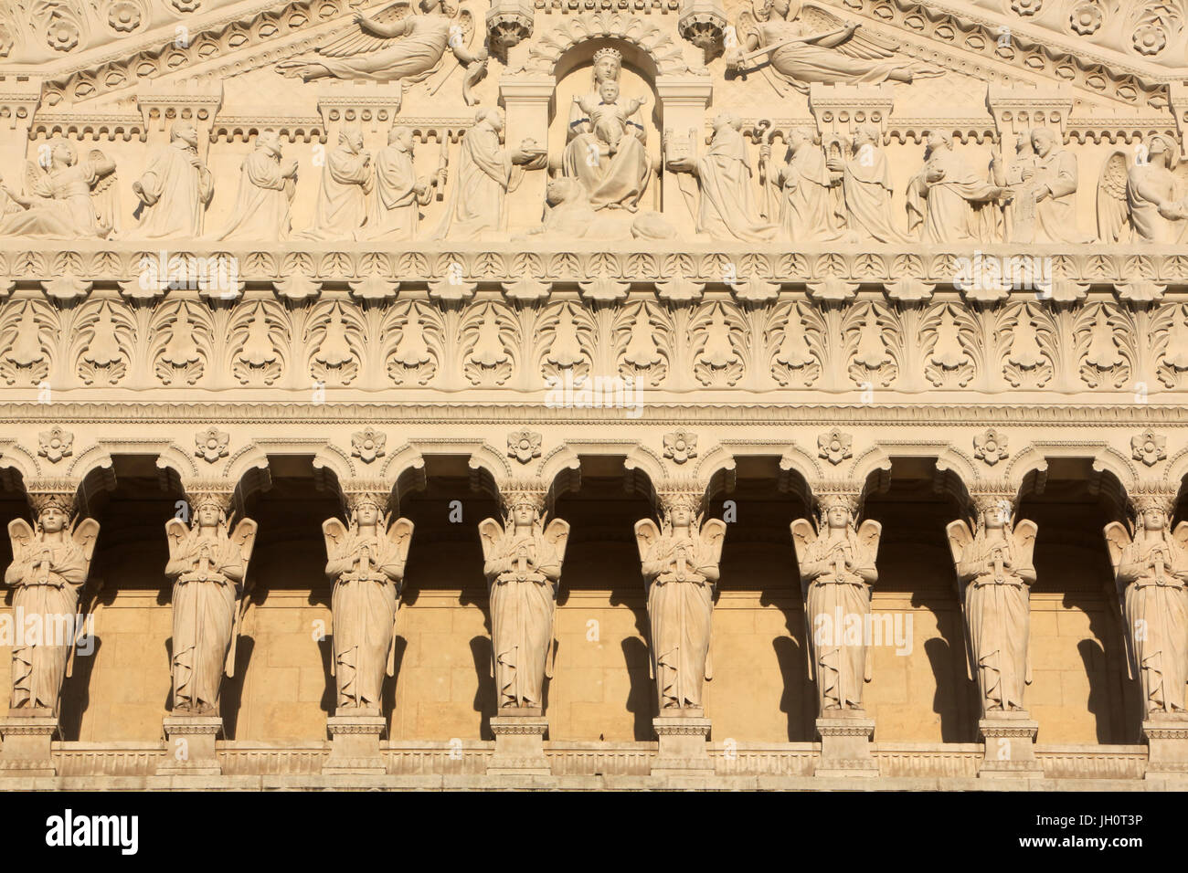 Hommage an die Würdenträger der Jungfrau und Kind und die acht Karyatide Engel. Basilika von Notre-Dame de Fourvi re. Lyon. Stockfoto