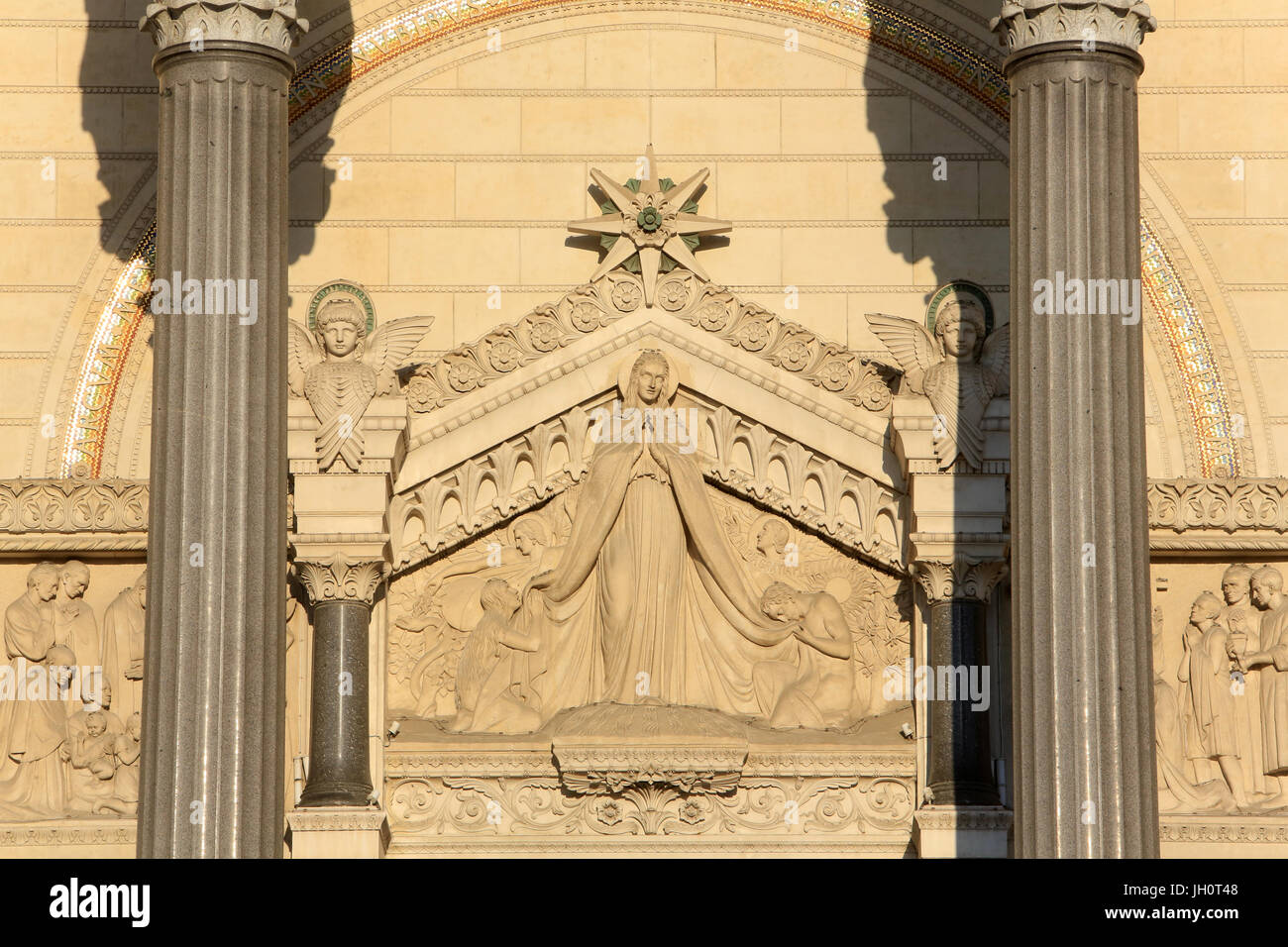 Jungfrau Maria mit Adam und Eva. Trommelfell. Bogenwerks des Portals. Basilika von Notre-Dame de Fourvi re. Lyon. Stockfoto