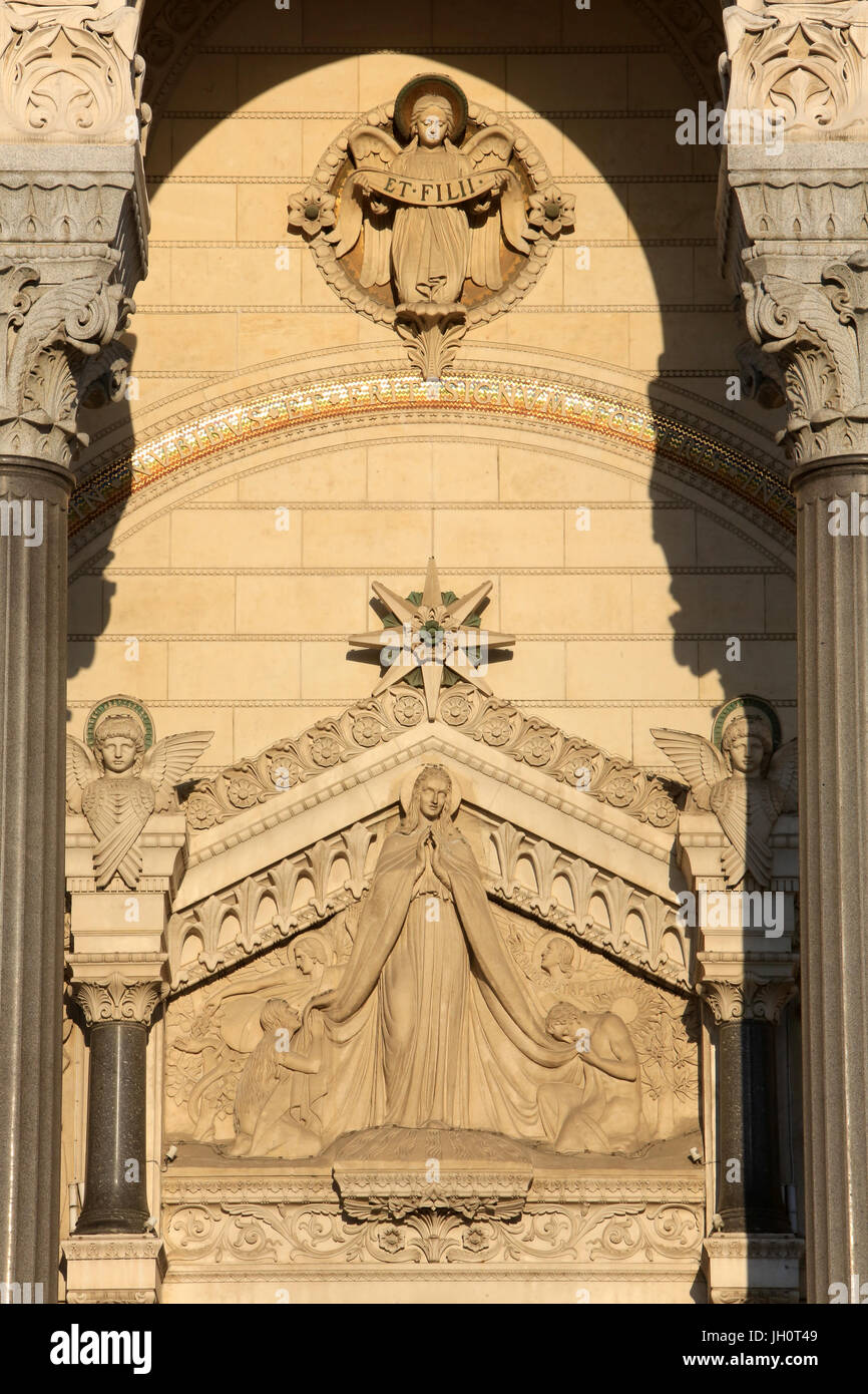 Jungfrau Maria mit Adam und Eva. Trommelfell. Bogenwerks des Portals. Basilika von Notre-Dame de Fourvi re. Lyon. Stockfoto