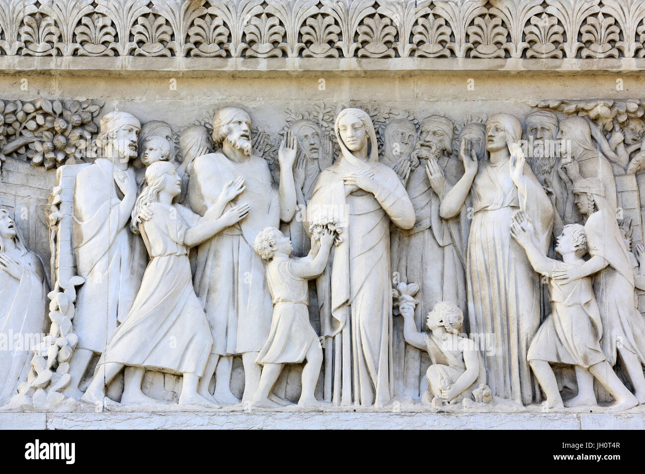 Demut und Keuschheit: Reliefs der Tochter des JephtŽ und Suzanne - Süd unter freiem Himmel. Basilika von Notre-Dame de Fourvi re. Lyon. Stockfoto