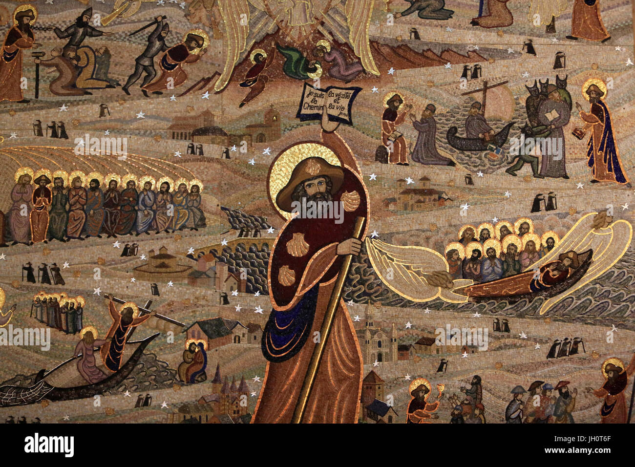 St. James mit seinem Pilger Kleidung gekleidet. Mosaiken. Kunstwerk Miss Larissa Perekrestova. Krypta. Basilika von Notre-Dame de Fourvi re. Lyon. Frankreich. Stockfoto
