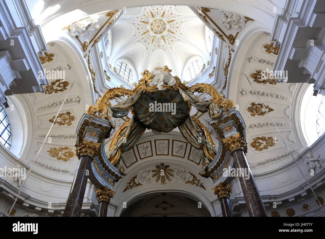 Der Baldachin, erstellt von Servandoni im 18. Jahrhundert über dem Hauptaltar. 1738 St. Bruno Les Chartreux Kirche. Lyon. Frankreich. Stockfoto