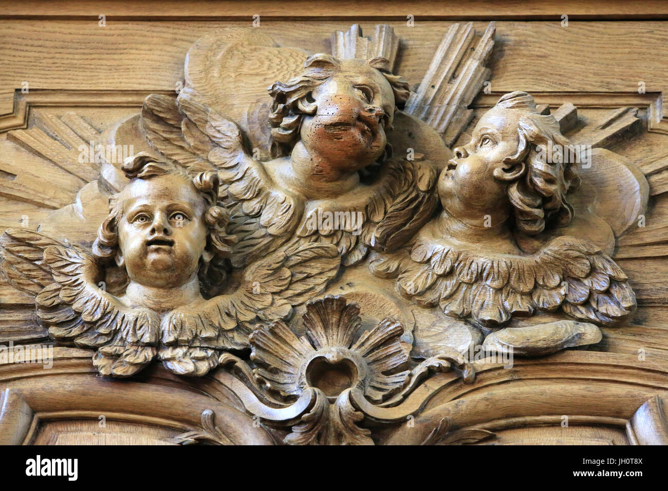 Putten. Details des Gesimses der Stände. Kirche St. Bruno Les Chartreux. Lyon. Frankreich. Stockfoto