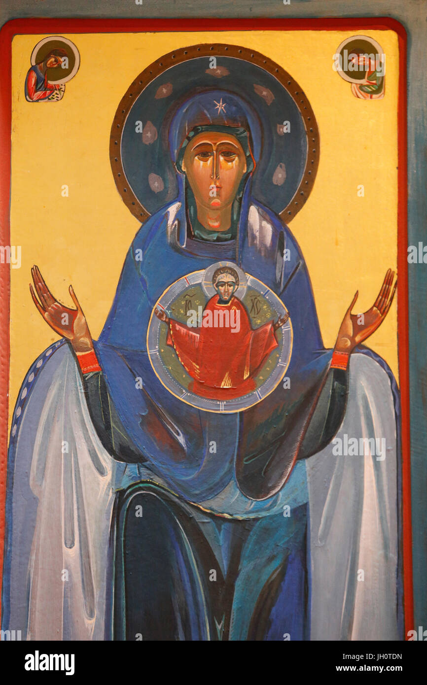 St. Volodymyr der große ukrainische Kathedrale in Paris. Symbol der Jungfrau Maria mit Jesus in einem Medaillon. Frankreich. Stockfoto
