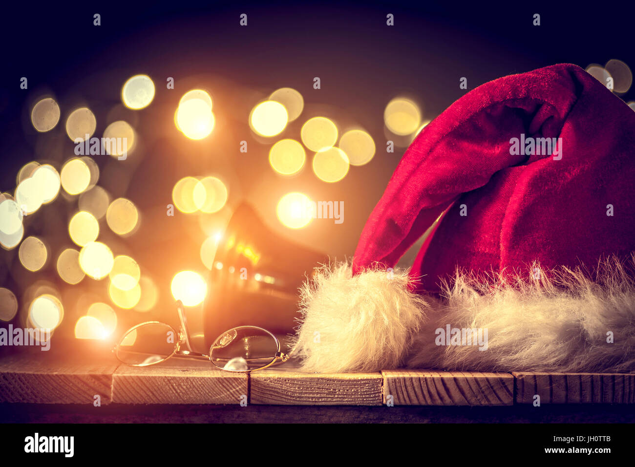 Weihnachtsmann-Mütze-Gläser und unscharfen Lichter Stockfoto