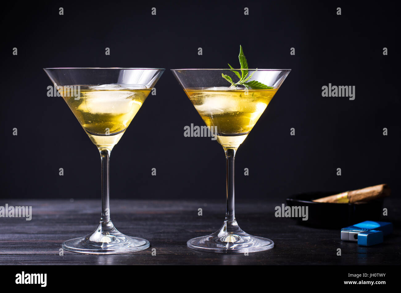 Zwei Cocktails mit Marihuana auf schwarzem Hintergrund Stockfoto