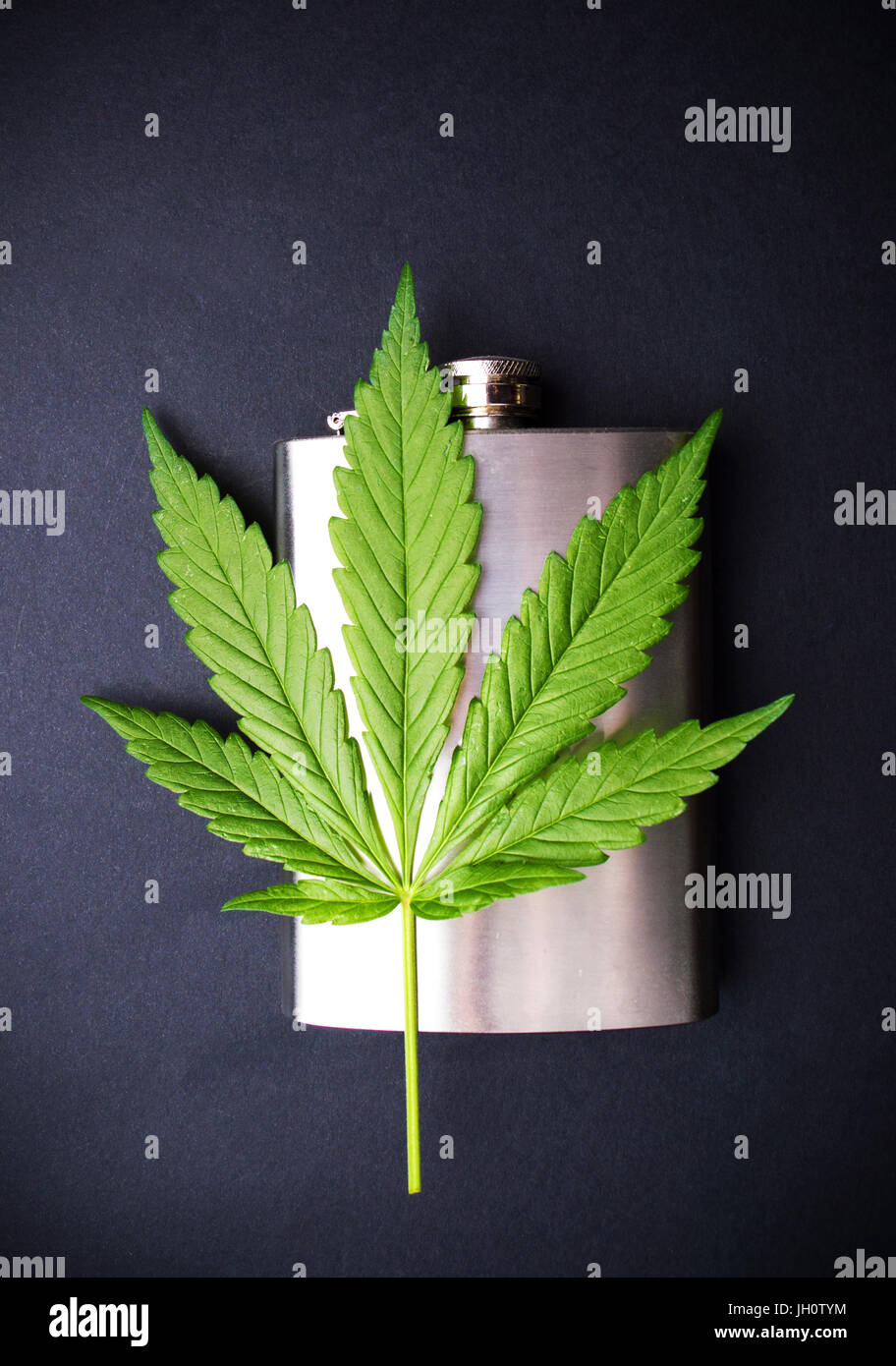 Marihuanablatt auf ein Metall Flachmann Stockfoto