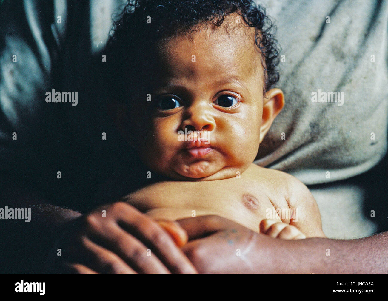 Porträt eines kleinen Jungen, die Ruhe in den Armen seiner Mutter, Provinz Malampa, Malekula Insel, Vanuatu Stockfoto