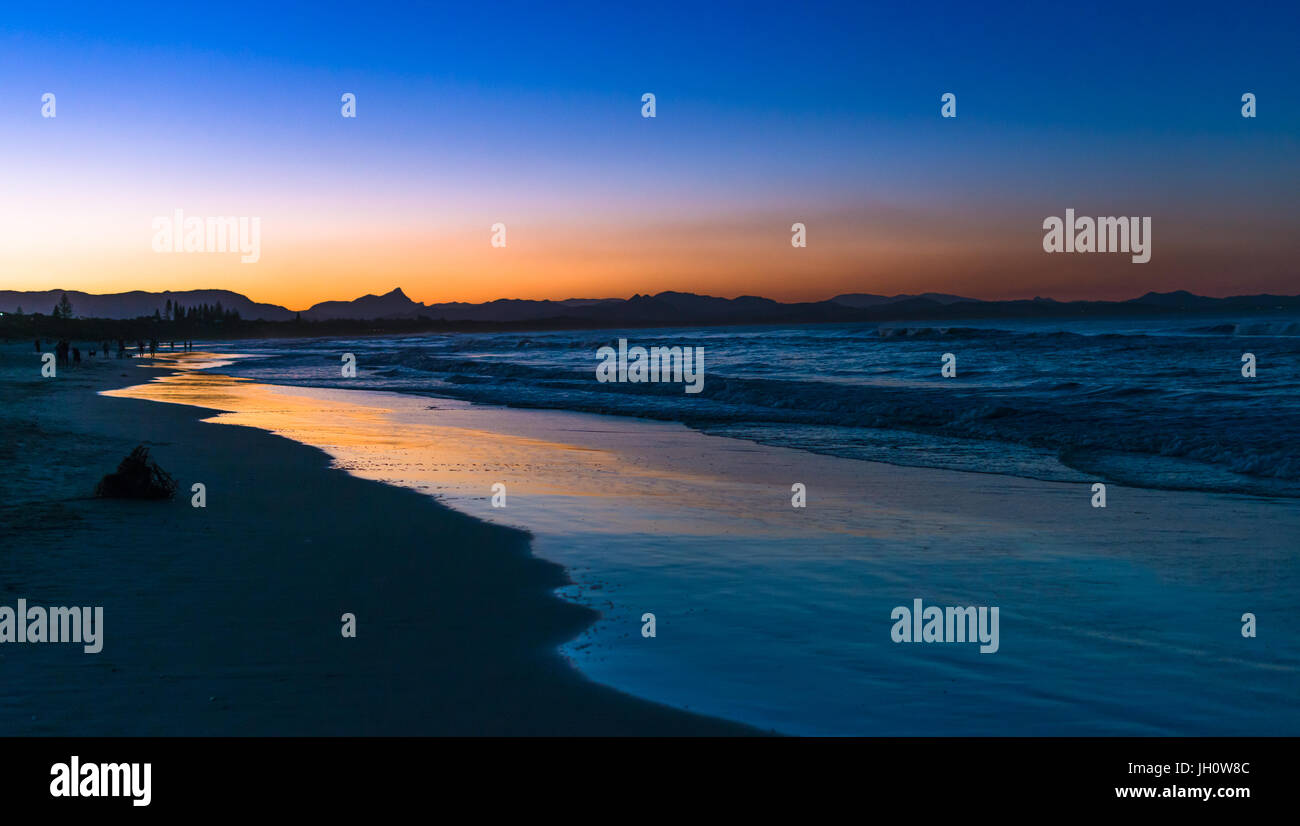 Belongil Strand kurz nach Sonnenuntergang, Byron Bay, New South Wales, Australien. Stockfoto