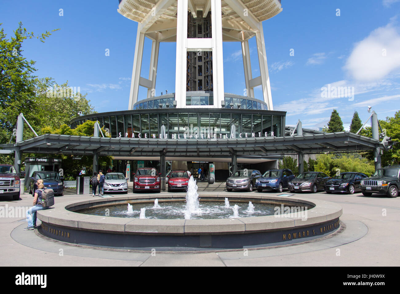 Brunnen vor der Space Needle bei Valet-Parking, Space Needle Loop, Seattle, Washington, USA Stockfoto