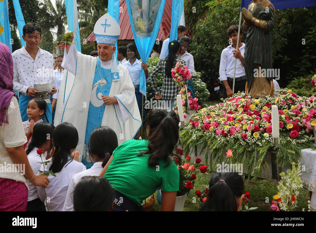 Himmelfahrt feiern außerhalb Battambang katholische Kirche, Battambang. Spanischer Jesuit Bischof Enrique Figaredo Segen treu. Kambodscha. Stockfoto