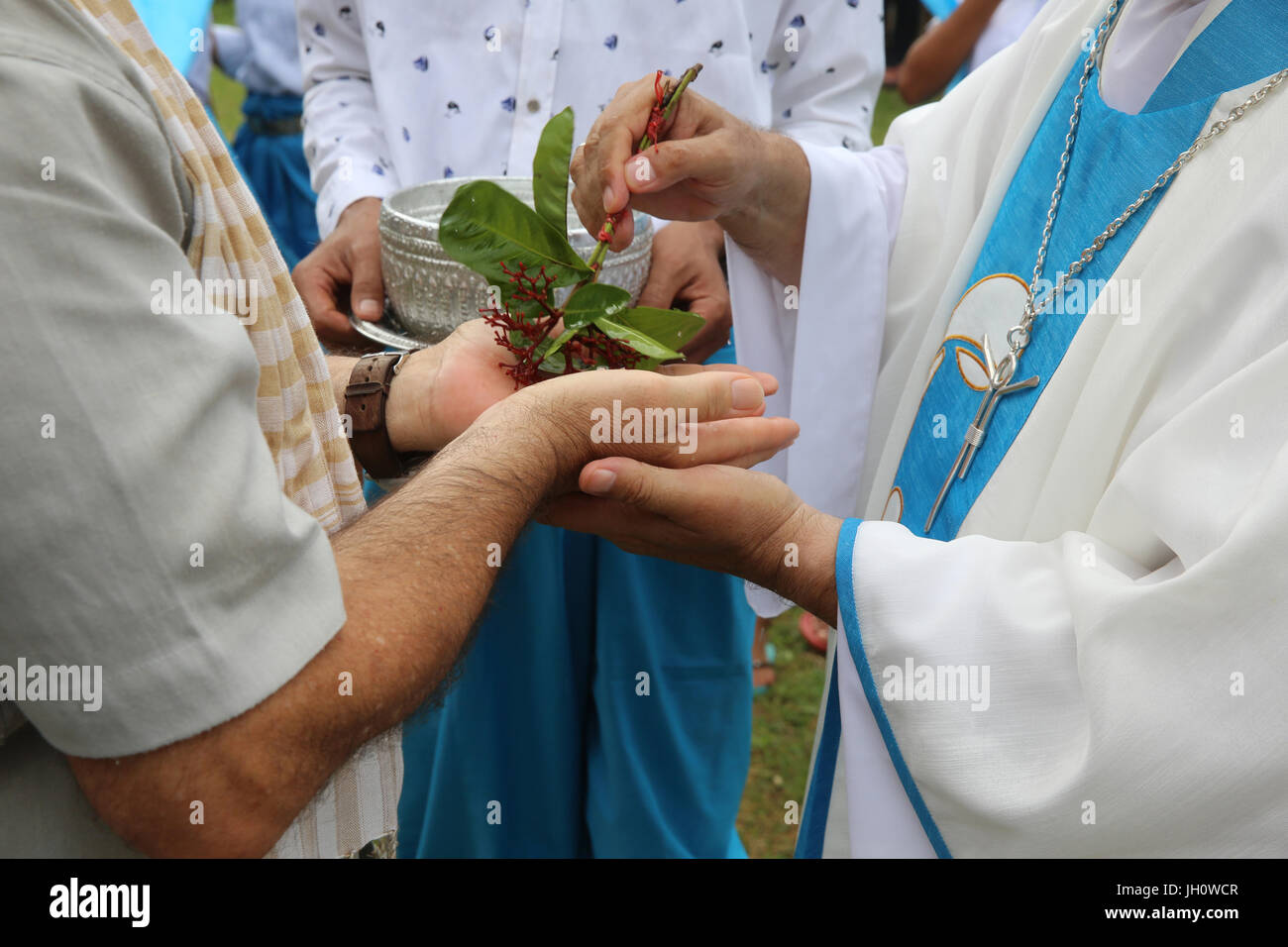 Himmelfahrt feiern außerhalb Battambang katholische Kirche, Battambang. Spanischer Jesuit Bischof Enrique Figaredo Segen treu. Kambodscha. Stockfoto