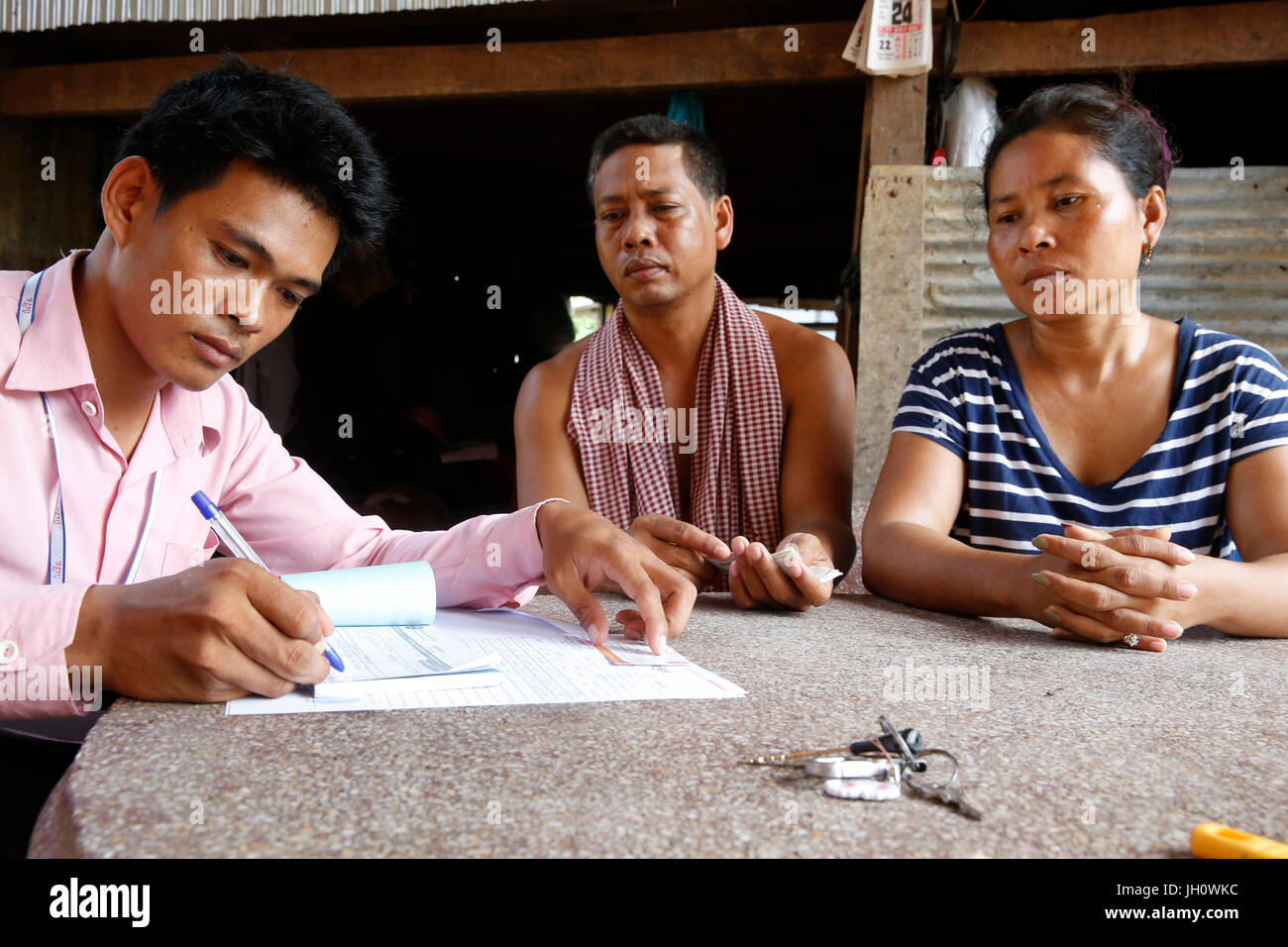 Chamroeun Microfinance Kreditsachbearbeiter mit Kunden Kambodscha. Stockfoto
