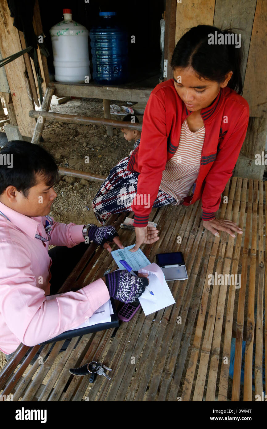 Microfinance Credit Officer und Client in ihrem Haus. Kambodscha. Stockfoto