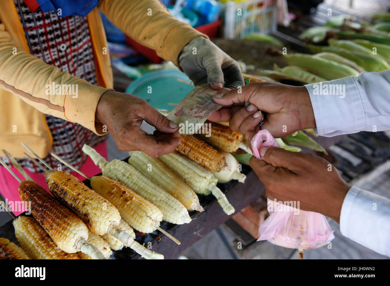 Registerkarte "Sreyneang läuft eine Banane & Mais Braten Stand und ein Fahrrad Werkstatt finanziert durch ein 1,4 Millionen Riel 1. Darlehen Chamroeun Microfinance. Cambo Stockfoto