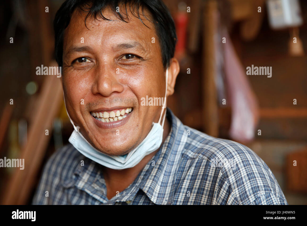 Battambang Zimmermann Soun Sovann hat 12 Leihgaben aus Chamroeun Microfinance übernommen. Kambodscha. Stockfoto