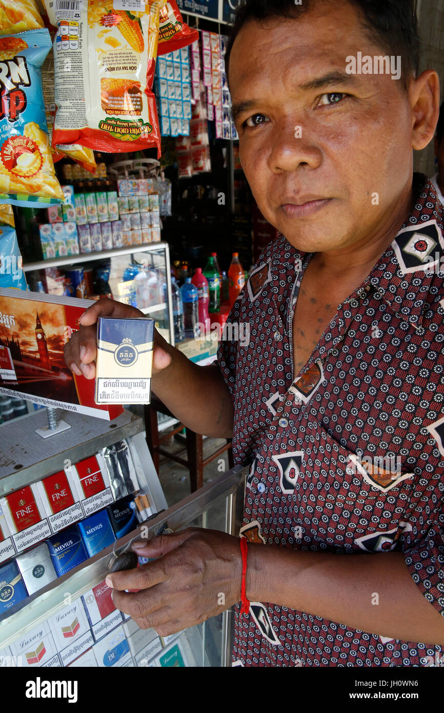 Lebensmittel und Tabak-Shop finanziert durch ein Darlehen von Chamroeun Microfinance. Kambodscha. Stockfoto