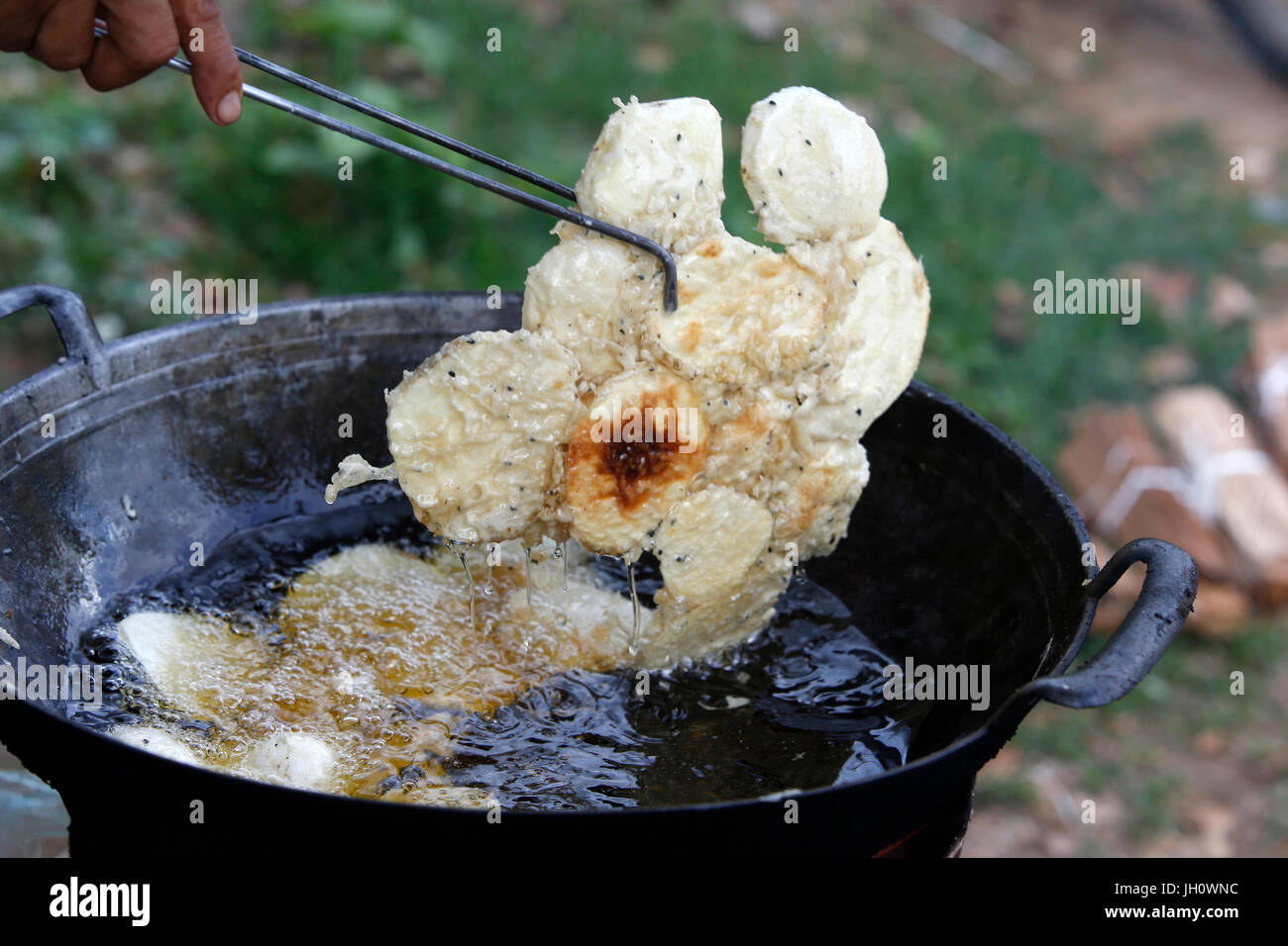 Kambodschanische muslimischen Ry fantasievollsten macht und verkauft Bananen Krapfen, Erdnüssen und Früchten, und wirft auch Hühner. Sie lieh 1,4 Millionen Riel aus Chamroeun Stockfoto