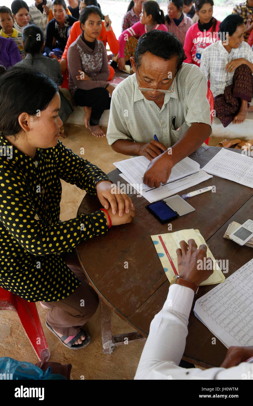 AMK Mikrofinanz und Karte (Rat für Landwirtschaft und ländliche Entwicklung) auszahlende Mittel für Empfänger von einem Unicef-Programm. Kambodscha. Stockfoto