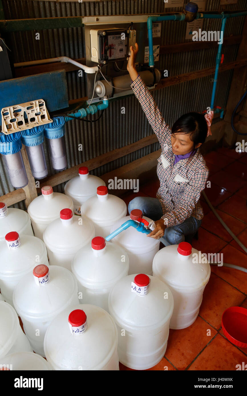1001 Brunnen Wasser Unternehmen. Mitarbeiter Füllung Korbflaschen. Kambodscha. Stockfoto