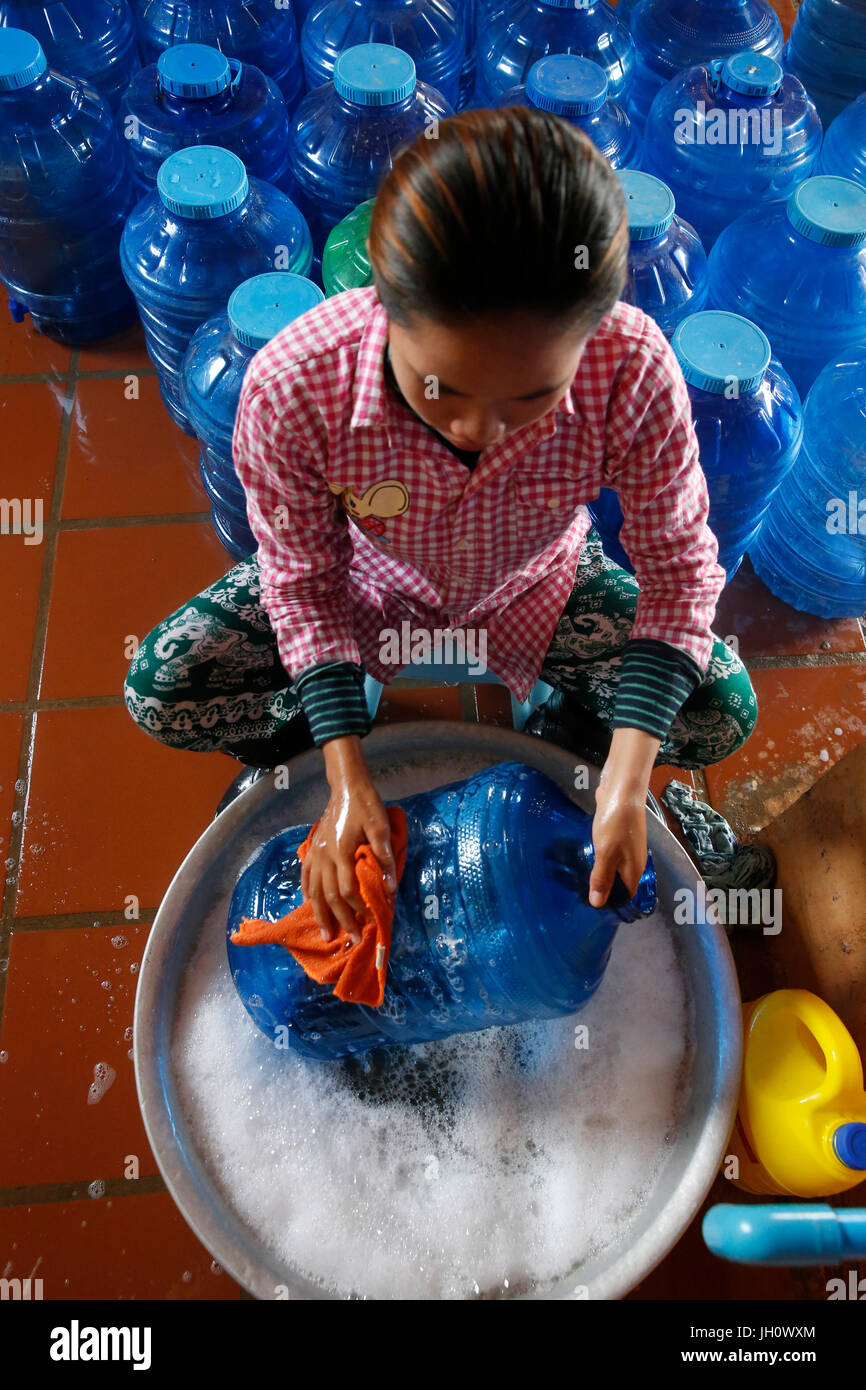 1001 Brunnen Wasser Unternehmen. Mitarbeiter Reinigung Korbflaschen. Kambodscha. Stockfoto