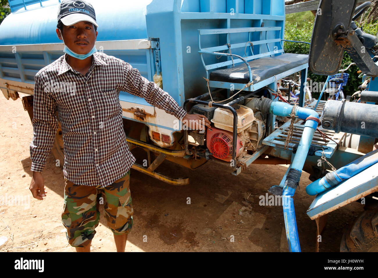 1001 Brunnen Wasser Unternehmen Mitarbeiter füllen einen Wasser-LKW. Kambodscha. Stockfoto
