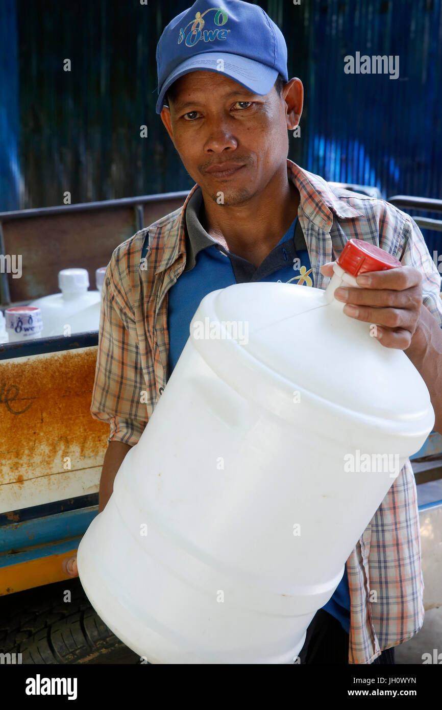 1001 Brunnen Wasser Unternehmen Mitarbeiter. Kambodscha. Stockfoto