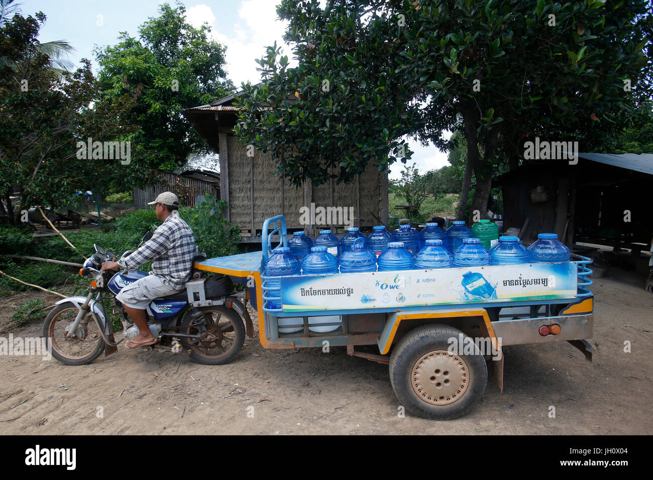 1001 Brunnen Wasser Firma Lieferfahrzeug. Kambodscha. Stockfoto