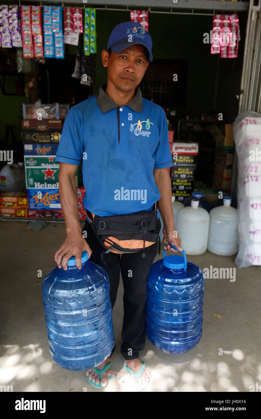 1001 Brunnen Wasser Mitarbeiter des Unternehmens eine Lieferung zu machen. Kambodscha. Stockfoto