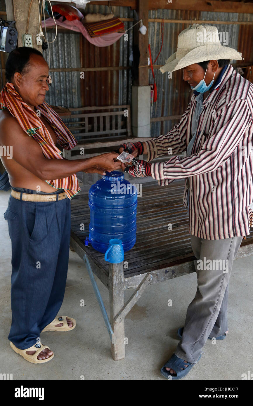 1001 Brunnen Wasser Mitarbeiter des Unternehmens eine Lieferung zu machen. 1001 Brunnen Wasser Firma Lieferung ausführen. Kambodscha. Stockfoto