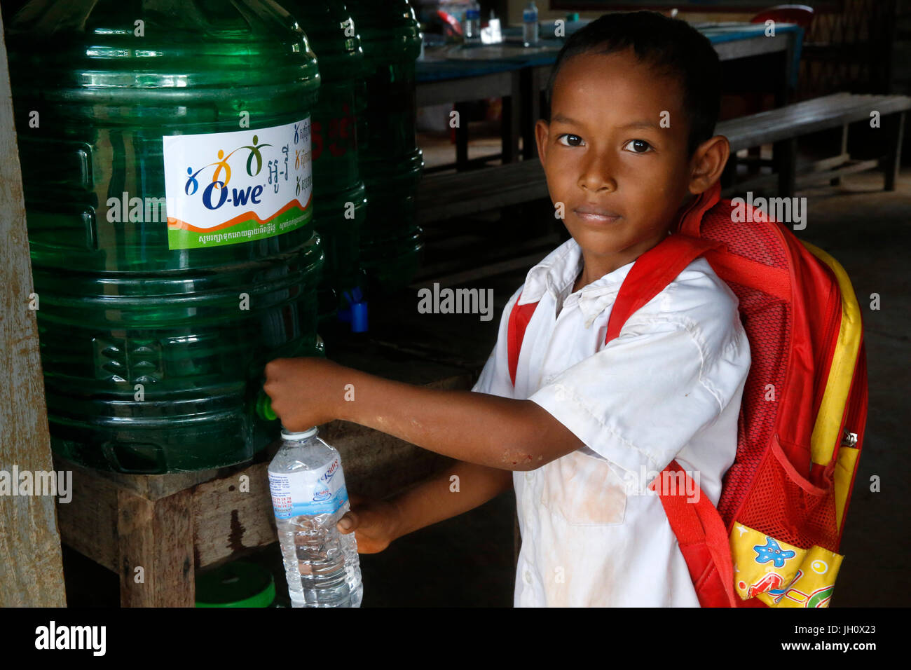 Kind in einer Schule mit Zugang zu sauberem Trinkwasser durch 1001 Brunnen Sozialunternehmen. Kambodscha. Stockfoto