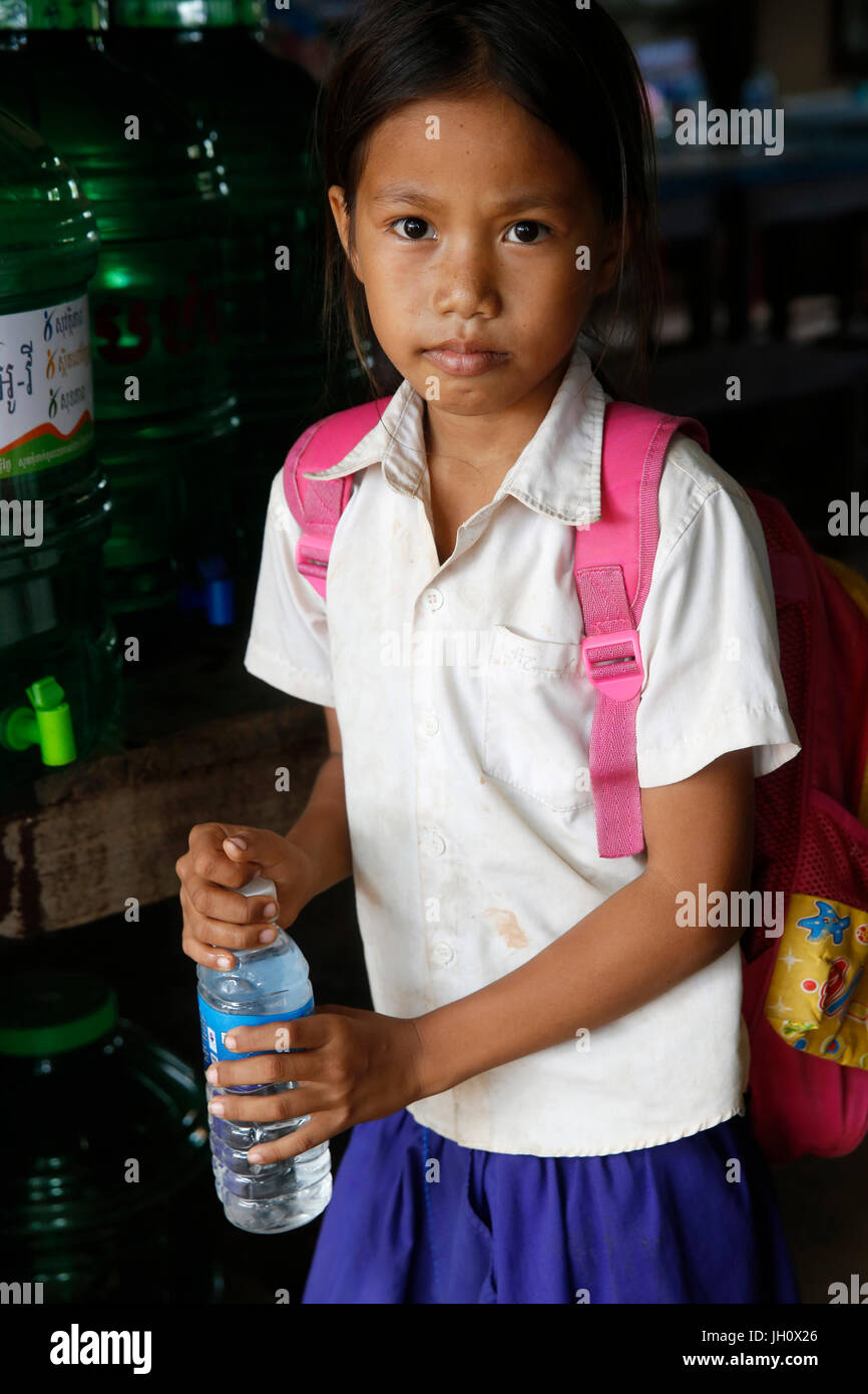 Kind in einer Schule mit Zugang zu sauberem Trinkwasser durch 1001 Brunnen Sozialunternehmen. Kambodscha. Stockfoto
