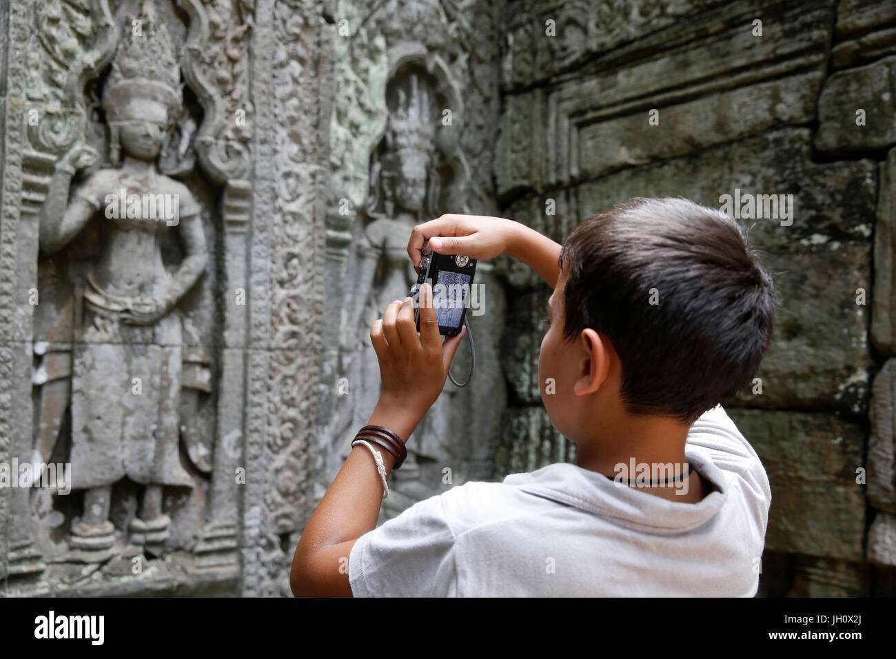 10-Jahr-alte junge besucht Angkor. Kambodscha. Stockfoto