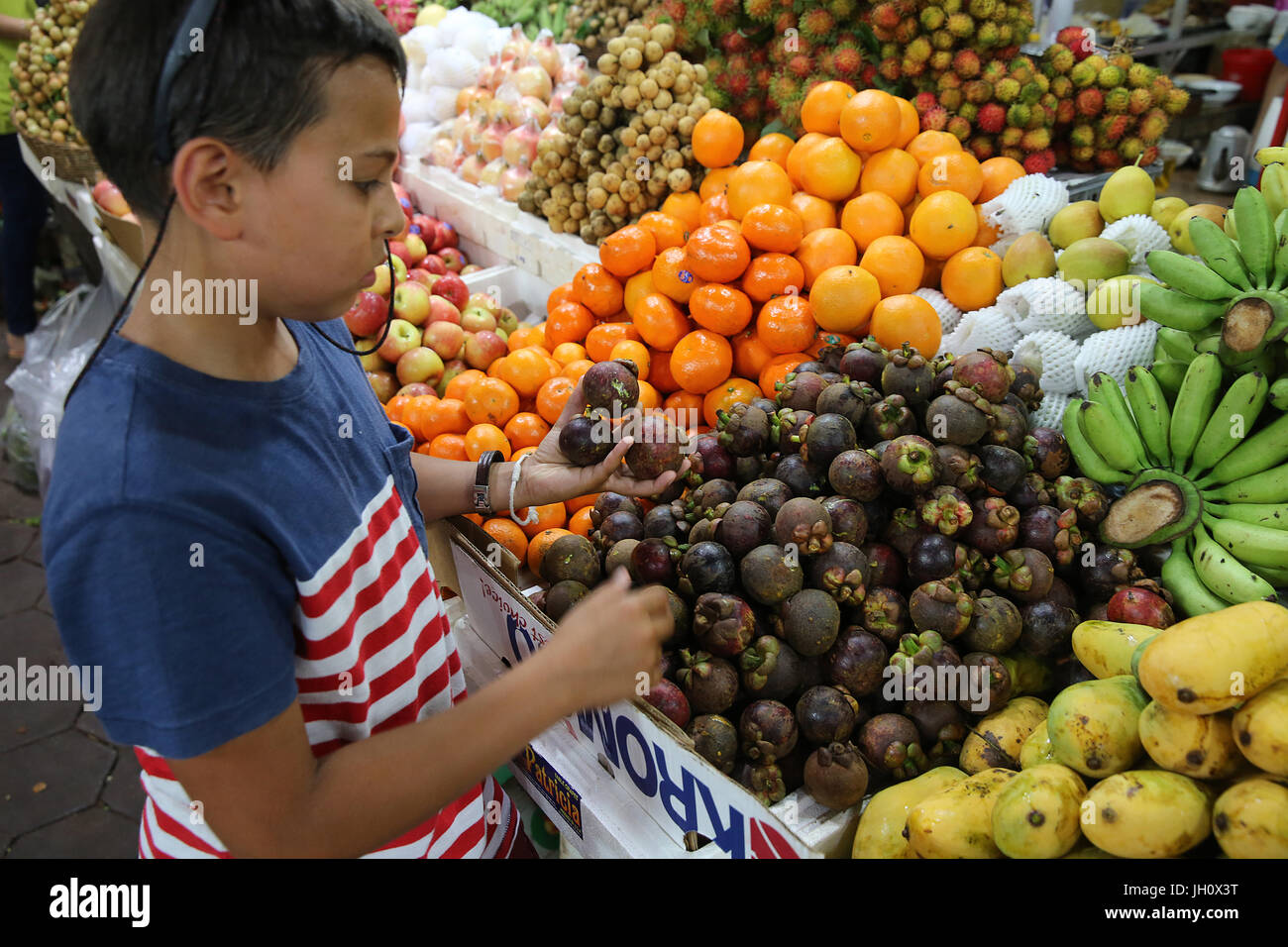 10-Jahr-alte europäische junge Frucht in Kambodscha zu kaufen. Kambodscha. Stockfoto