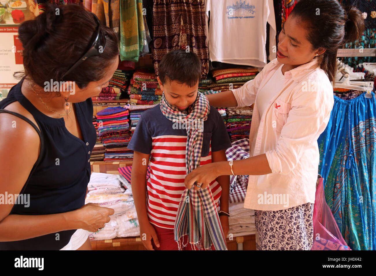 Mutter und Sohn, die Schals in Siem Reap-Markt zu kaufen. Kambodscha. Stockfoto