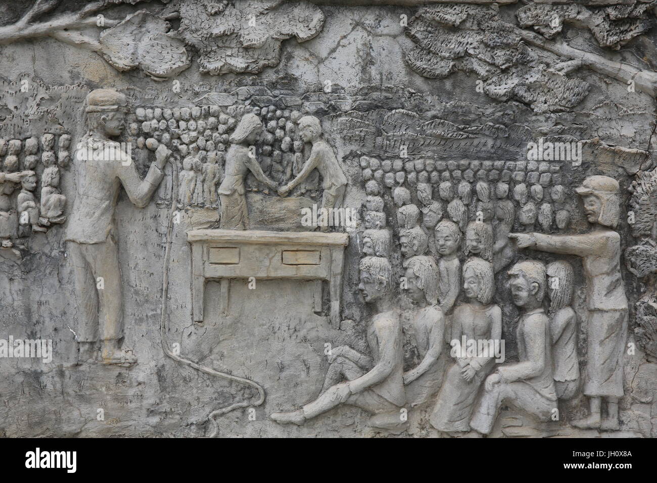 Gedenkstätte Schrein geschmückt mit Reliefs von Gräueltaten der Roten Khmer im Wat Somrong Knong. Kambodscha. Stockfoto