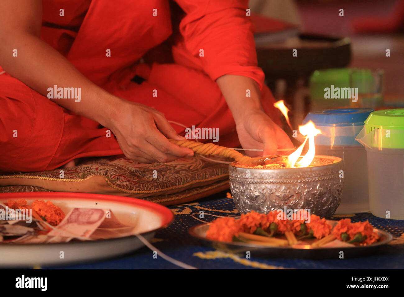 Sai Sin. Baumwollfaden als Symbol für den heiligen Bund. Buddhistische Zeremonie. Wat Simuong. Wat Si Muang. Vientiane. Laos. Stockfoto