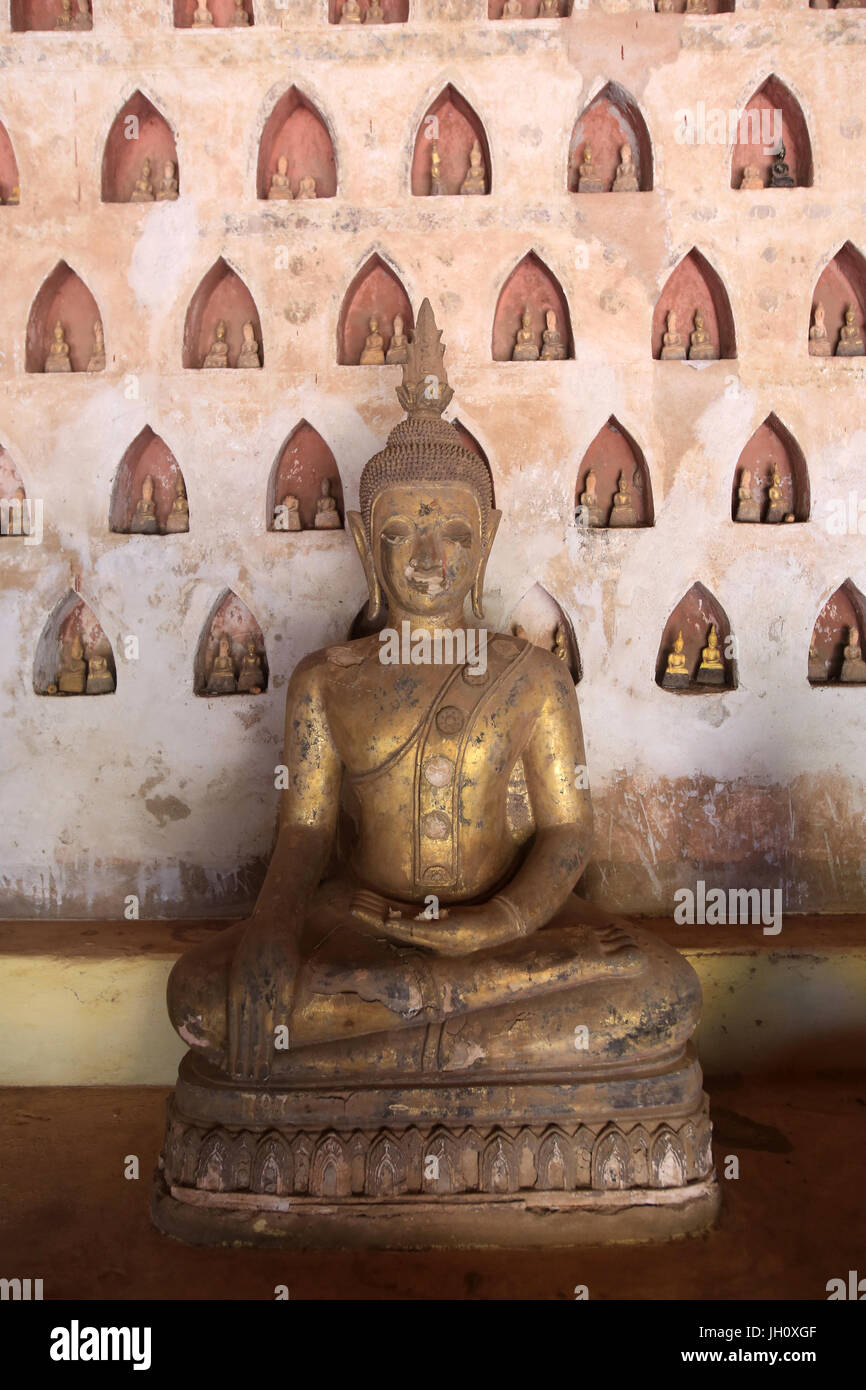 Buddha und Paare von kleinen Buddha-Statuen im Kreuzgang oder Galerie rund um die SIM-Karte. Teil einer Sammlung von etwa 2000 Keramik und Silber Stockfoto